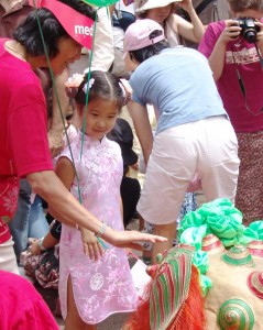 Ez a kínai származású kislány annyira tart a papírtigristől, mint egy európai gyerek a Mikulástól